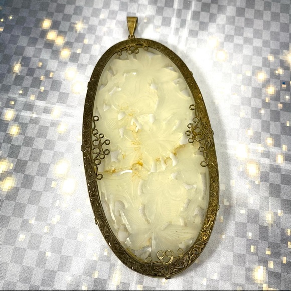 Beautiful hand carved jade pendant with flowers and koi set in Sterling silver - Picture 3 of 5